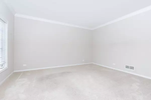 816 Queens Gate CIR, Sugar Grove, IL 60554