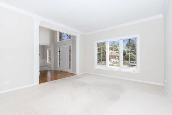 816 Queens Gate CIR, Sugar Grove, IL 60554