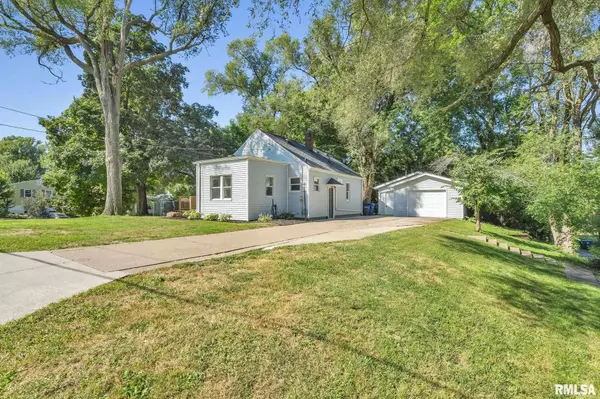 2548 HAWLEY ST, Bettendorf, IA 52722