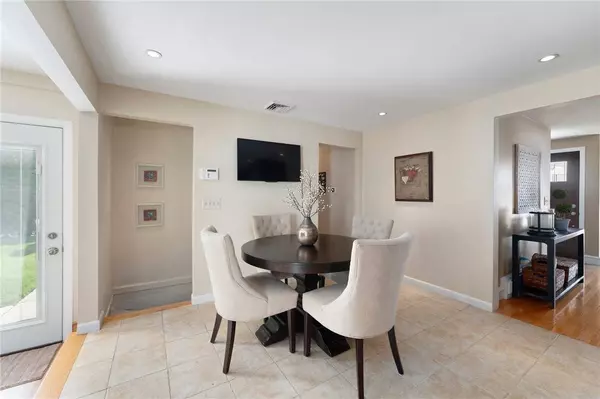 8 Arnold DR, Johnston, RI 02919