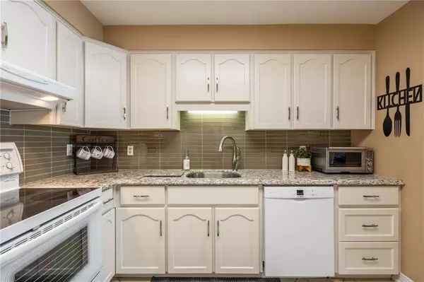 8 VILLAGE GREEN Boulevard #507, Stoney Creek, ON L8G 5B8