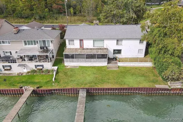 1015 RIVER Road N, St Clair, MI 48079