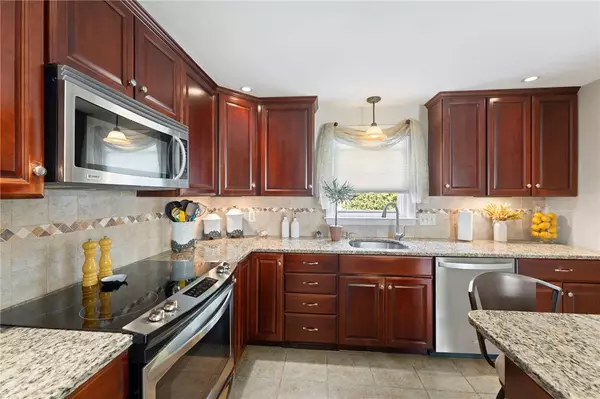 8 Arnold DR, Johnston, RI 02919