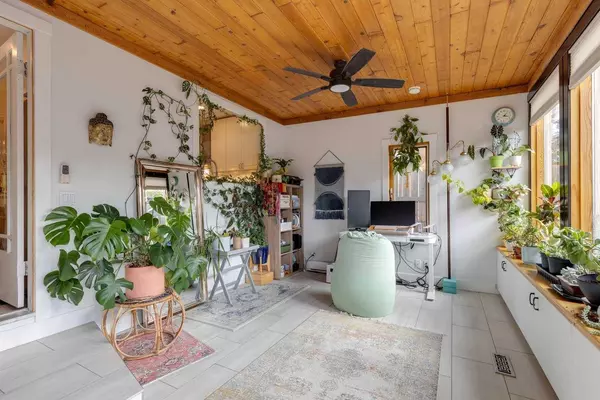 609 10 AVE NE, Calgary, AB T2E 0X9