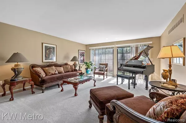 27173 CUMBERLAND Court, Southfield, MI 48033