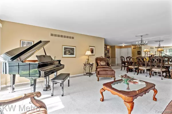 27173 CUMBERLAND Court, Southfield, MI 48033