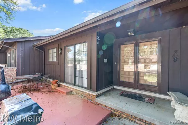 27173 CUMBERLAND Court, Southfield, MI 48033