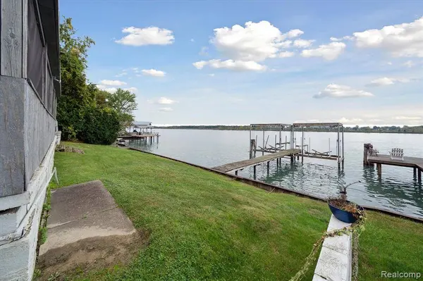 1015 RIVER Road N, St Clair, MI 48079