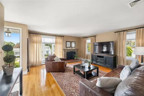 8 Arnold DR, Johnston, RI 02919