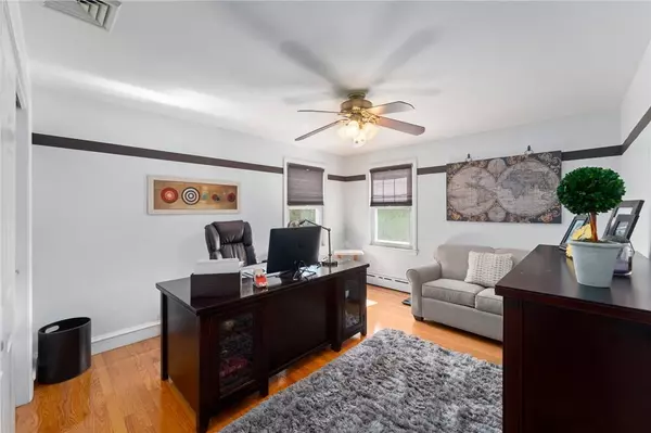 8 Arnold DR, Johnston, RI 02919