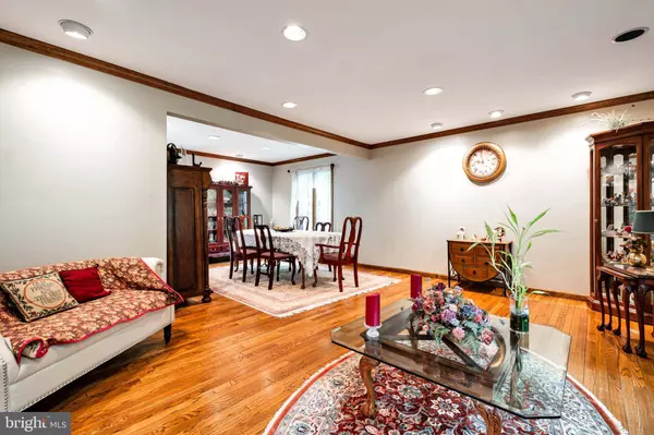 6 DICKSON DR, Medford, NJ 08055