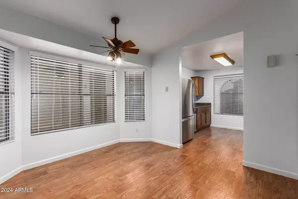 8740 W JOHN CABOT Road, Peoria, AZ 85382