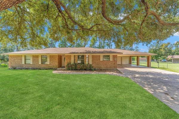 1355 Green Briar DR, Huntsville, TX 77340