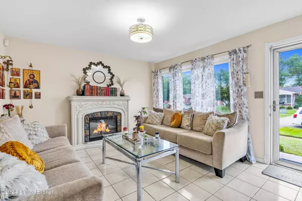 402 Kenny Blvd, Louisville, KY 40214