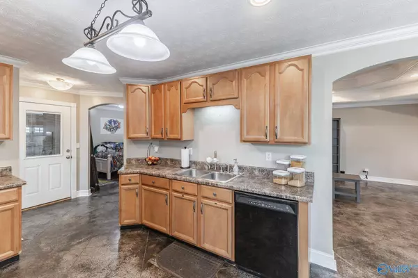 1099 Maplewood Drive SW, Hartselle, AL 35640