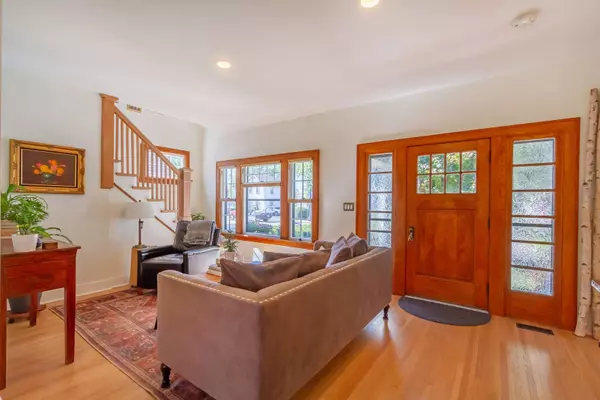 425 N Hough ST, Barrington, IL 60010