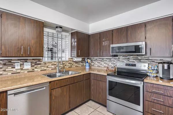 566 W EDGEWOOD Avenue, Mesa, AZ 85210