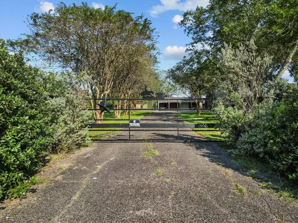 5018 Wickwillow LN, Alvin, TX 77511