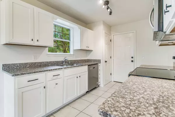 4737 Frontier Rd, Pace, FL 32571