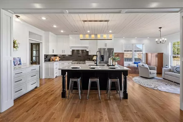 6105 S 26th St, Rogers, AR 72758