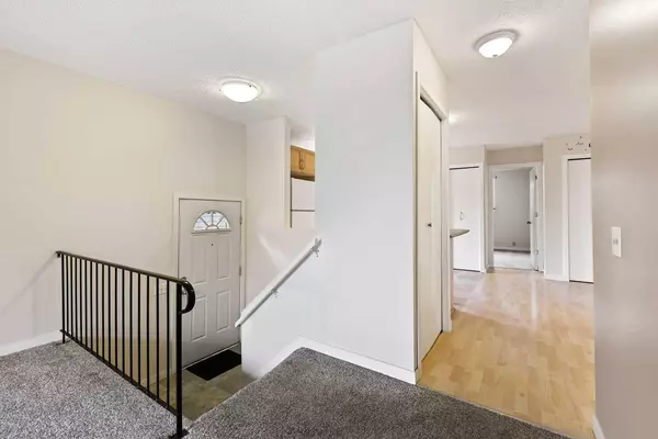 5A Radcliffe CRES SE, Calgary, AB T2A 6A9