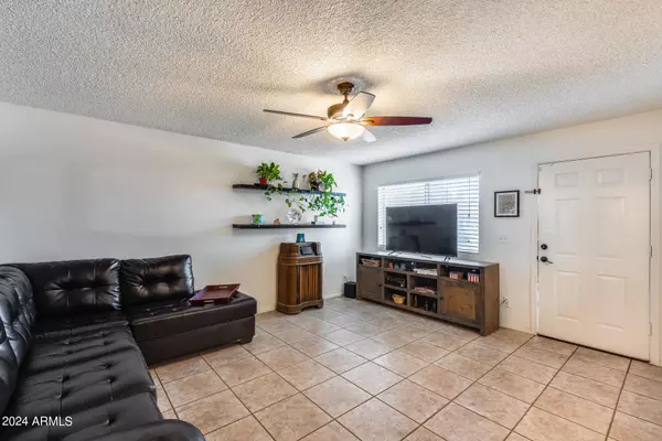 566 W EDGEWOOD Avenue, Mesa, AZ 85210