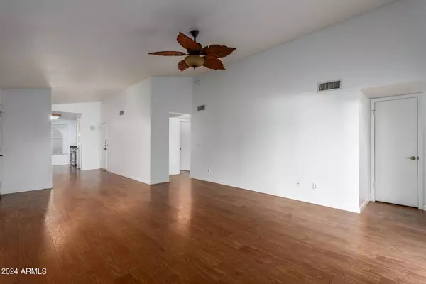 8740 W JOHN CABOT Road, Peoria, AZ 85382