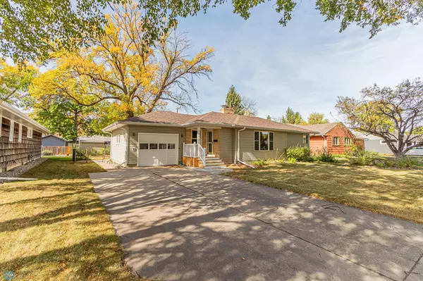 1743 10th ST S, Fargo, ND 58103