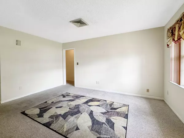 591 SE Crosspoint DR, Port Saint Lucie, FL 34983