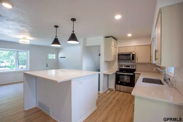 11080 Oakbrook Drive, Omaha, NE 68154