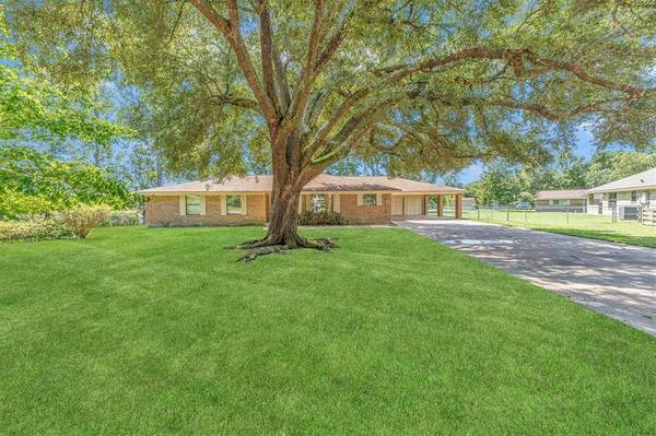 1355 Green Briar DR, Huntsville, TX 77340