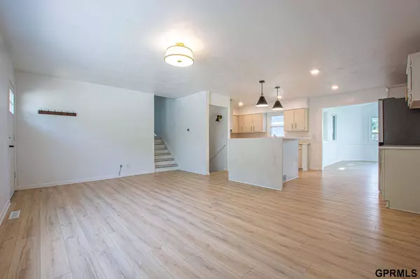 11080 Oakbrook Drive, Omaha, NE 68154