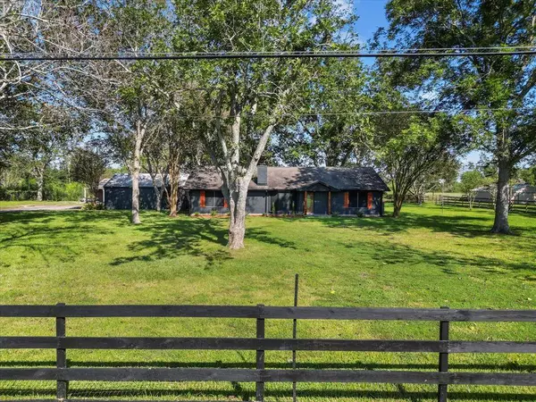 5018 Wickwillow LN, Alvin, TX 77511