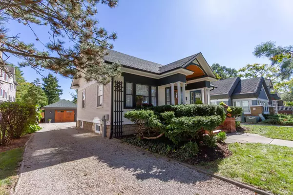 425 N Hough ST, Barrington, IL 60010