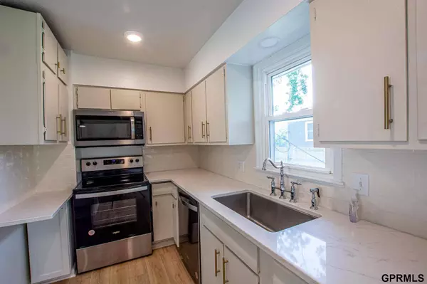 11080 Oakbrook Drive, Omaha, NE 68154