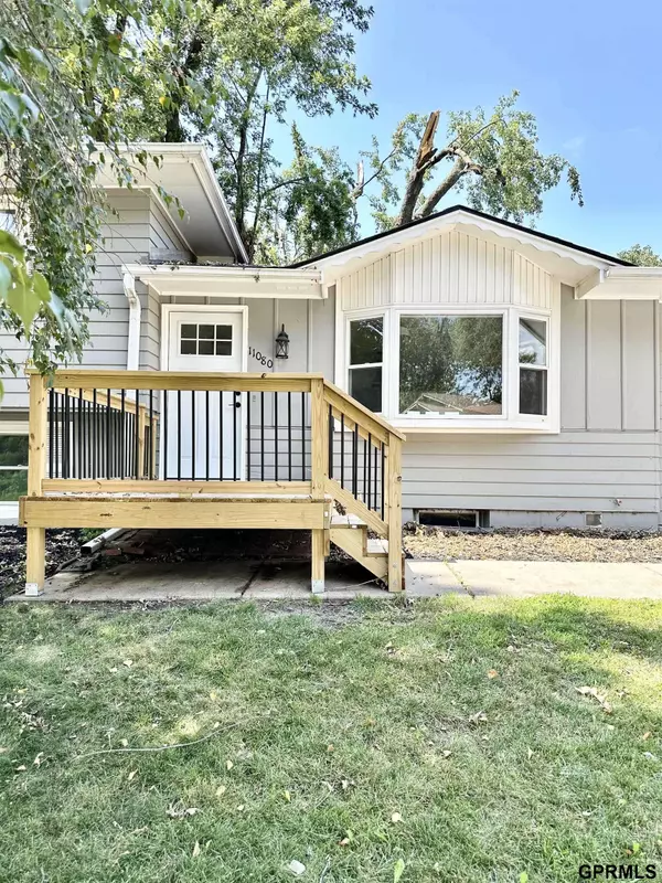 11080 Oakbrook Drive, Omaha, NE 68154