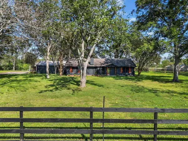 5018 Wickwillow LN, Alvin, TX 77511