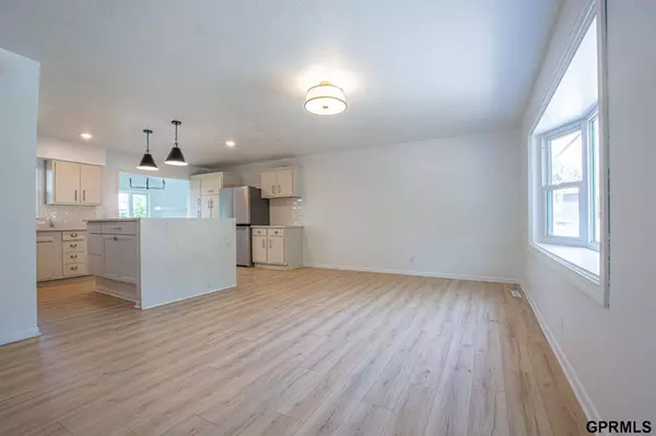 11080 Oakbrook Drive, Omaha, NE 68154