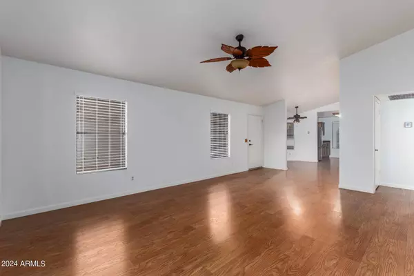 8740 W JOHN CABOT Road, Peoria, AZ 85382