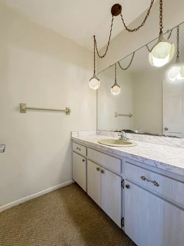 591 SE Crosspoint DR, Port Saint Lucie, FL 34983