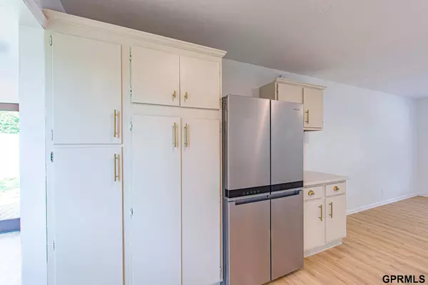 11080 Oakbrook Drive, Omaha, NE 68154