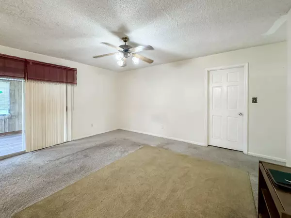 591 SE Crosspoint DR, Port Saint Lucie, FL 34983