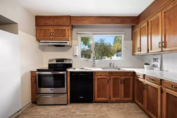 24 Heston ST NW, Calgary, AB T2K 2C1