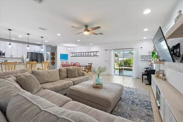 1926 SW Flower LN, Port Saint Lucie, FL 34953