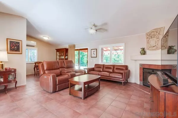 1450 Clarence Dr, Vista, CA 92084