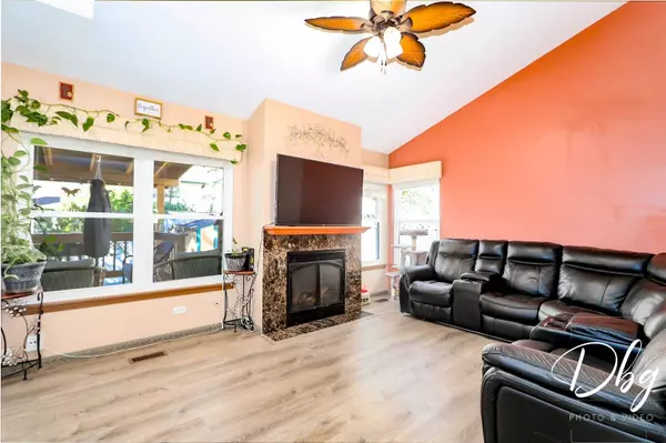 48 E Rosewood LN E, Round Lake Beach, IL 60073