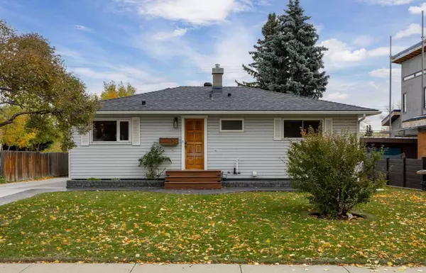 24 Heston ST NW, Calgary, AB T2K 2C1