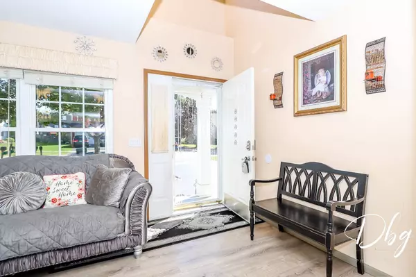 48 E Rosewood LN E, Round Lake Beach, IL 60073