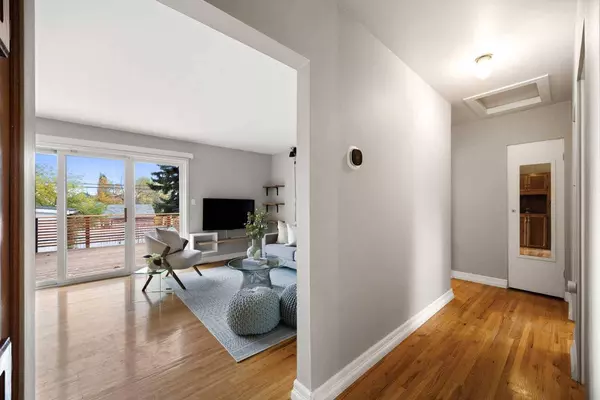 24 Heston ST NW, Calgary, AB T2K 2C1