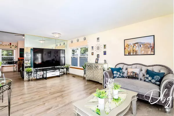 48 E Rosewood LN E, Round Lake Beach, IL 60073